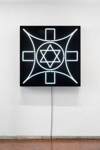 Naneci Yurdagül, Prophet der Frauen, 2021, Neonröhren montiert auf Aluminium, 132 × 132 × 19 cm, Museum im Prediger, Courtesy Knust Kunz Gallery Editions, München. © VG Bild-Kunst, Bonn 2023